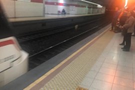 İZBAN treni köpeği bekledi...