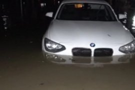 Karşıyaka'da deniz taştı, araçlar su altında kaldı