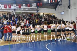 Kaf Kaf'ın kızları Edremit'te mutlu...