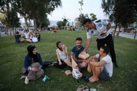 Tugay ve Gökçe sahilde kese kağıdı dağıttılar