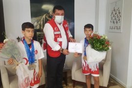 İzmir Büyükşehir'in Karşıyakalı şampiyonları Kaymakamı ziyaret etti