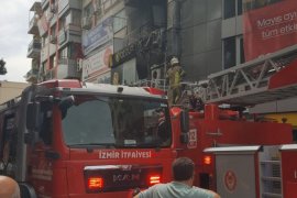 Karşıyaka Çarşı'da yangın paniği