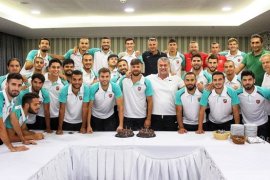 Karşıyakalı futbolcular Dumlupınar Şehitliği'ni ziyaret etti