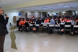 Başkan Akpınar temizlik işcileriyle kahvaltı yaptı