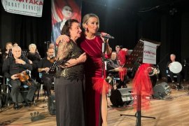 Karşıyaka Sanat Derneği’nde salon doldu, ayakta adım atacak yer kalmadı…