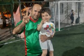 Bostanlıspor Babalar Günü'nü sahada kutladı