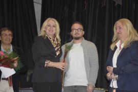 Özel çocuklarla duygulu öğretmenler günü kutlaması