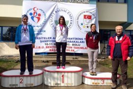 Kucağında kızıyla koştu, şampiyon oldu…