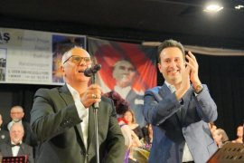 Çiftçioğlu sahneye çıktı, şarkı söyledi, oyun oynadı…