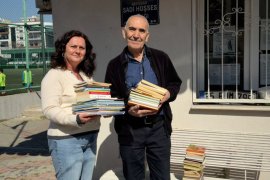 Atakent Mahallesi Muhtarı'ndan kitap bağışı