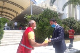 Kızılay Karşıyaka, Cuma namazı öncesi maske, el dezenfektanı ve kolonya dağıttı