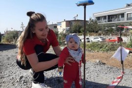 Kucağında kızıyla koştu, şampiyon oldu…