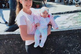 Kucağında kızıyla koştu, şampiyon oldu…