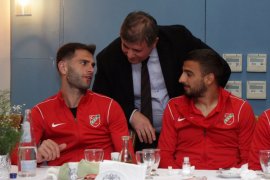 Kaf Kaf'a belediye başkanından moral yemeği