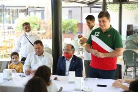 Başkan Tugay, Roman çocuklarıyla kahvaltı etti