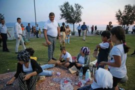 Tugay ve Gökçe sahilde kese kağıdı dağıttılar