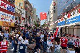 Türk Kızılay Karşıyaka Şubesi, Çarşı'da aşure dağıttı, kan topladı