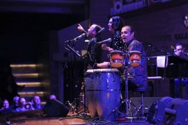 Bostanlı Suat Taşer Tiyatrosu’nda yıldızlar geçidi