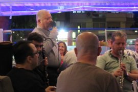 Karşıyaka Sanat Derneği TSM Korosuna Çiğ Köfteli moral gecesi…