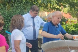 Mahalleli aşurede bir araya geldi