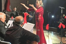 Karşıyaka Sanat Derneği’nde salon doldu, ayakta adım atacak yer kalmadı…