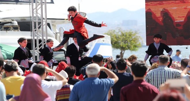  23 Nisan coşkusu Karşıyaka'yı sardı