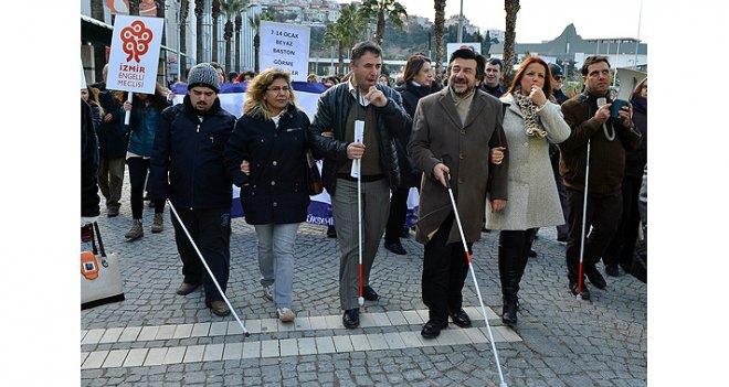 Görme engellilerden farkındalık yürüyüşü