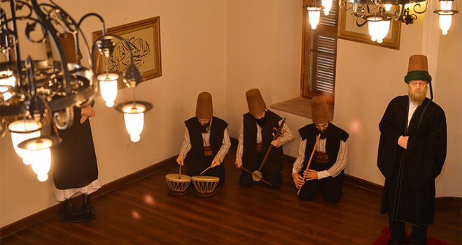  Emir Sultan’da tarihi dokunuş 