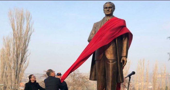  Makedonya'daki Karşıyaka Belediyesi Dostluk Parkı'na Atatürk Anıtı