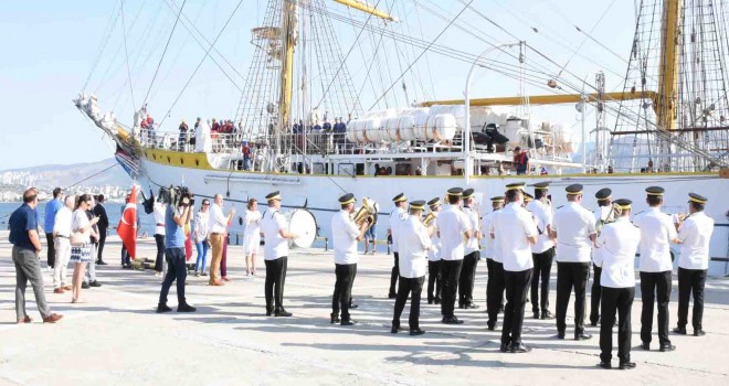 Tarihi gemiyi Torbalı Belediye bandosu karşıladı