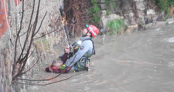 İzmir Büyükşehir İtfaiye ekipleri Yeşildere'de birr kişiyi ölümden kurtardı