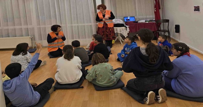 Aktiffelsefe Karşıyaka'da çocuklar iyiliğe koşuyor