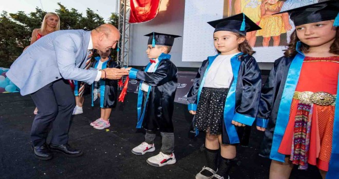 Başkan Soyer miniklerin ilk mezuniyet heyecanına ortak oldu
