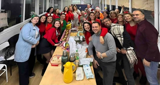 Karşıyaka Sanat Derneği Popüler Müzik Korosu'ndan yılbaşı kutlaması