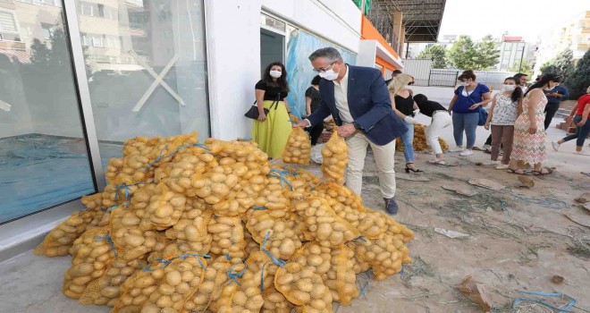 Gaziemir'de 10 ton patates ihtiyaç sahiplerine dağıtılmaya başlandı