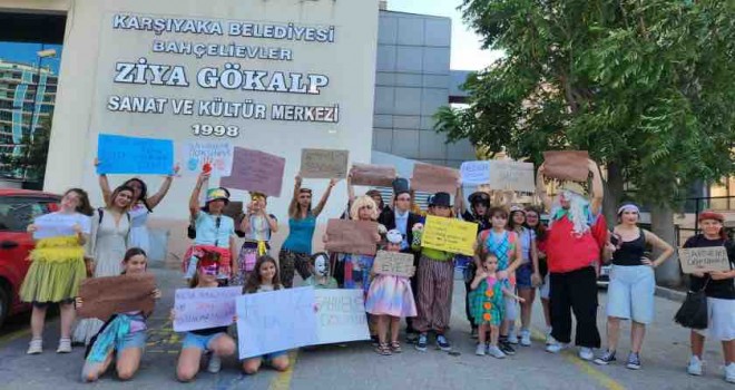 Karşıyaka Belediye Tiyatrosu oyuncuları yürüyüş yaptı...