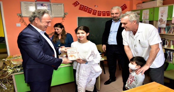 Onkoloji hastası çocukların karne hediyesi Başkan İduğ’dan