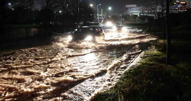 İzmir'i sağanak vurdu