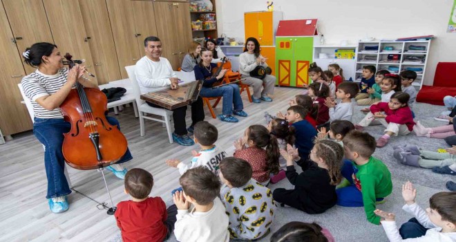 Karşıyakalı minikler Türk müziği çalgıları ile tanışıyor