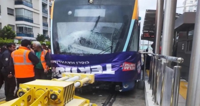 Karşıyaka'da tramvay kaza yaptı