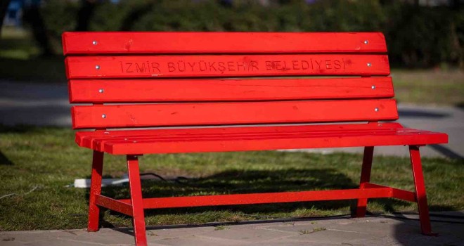 İzmir’den şiddete karşı güçlü mesaj: Kırmızı bank
