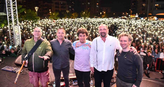 Üniversiteliler Çiğli'de Pinhani konserinde buluştu