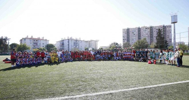 Karşıyaka Belediyesi’nden amatör futbol takımlarına malzeme desteği