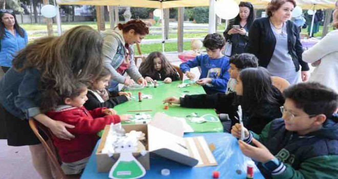 İzmir’de felsefe ve bilim aynı sahnede