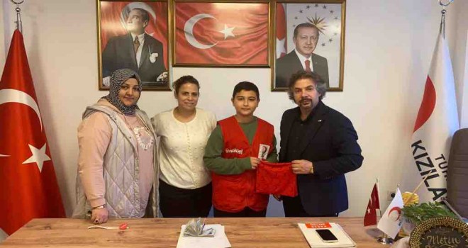 Depremzede çocuk kumbarasında biriktirdiklerini Kızılay’a bağışladı