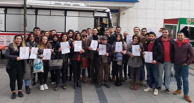 Karşıyakalı gençlerden örnek davranış