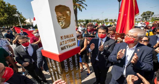 Konak Atatürk Meydanı'na anıt-tabela