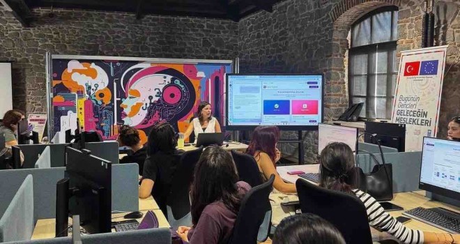 İzmir Büyükşehir Belediyesi gençleri dijital geleceğe hazırlıyor