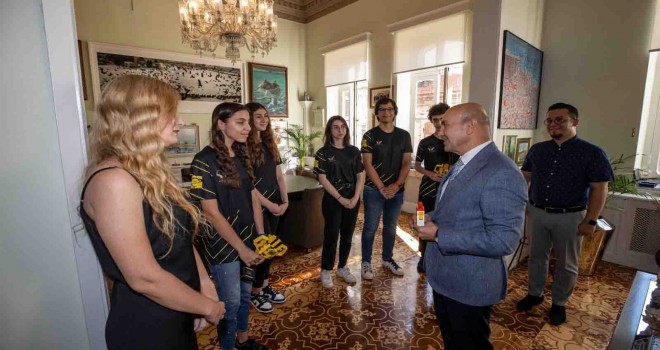 Başkan Soyer robot dünya şampiyonlarını ağırladı