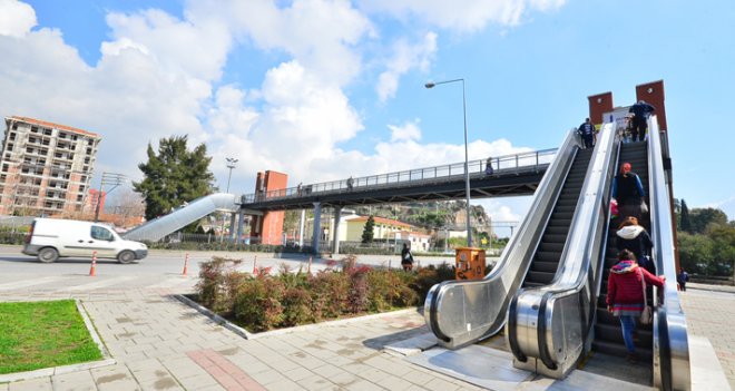 12 Üst geçite daha yürüyen merdiven ve asansör